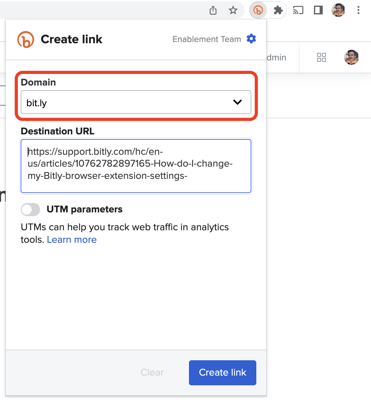 Ventana emergente de la extensión de Bitly para crear links con el campo de Dominio marcado.